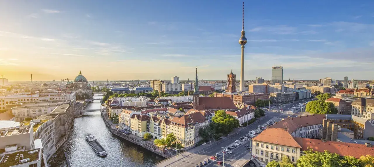 Berlin-Skyline mit Fernsehturm, Dom und Spree. Perfekt für eure Wochenendtipps Berlin!