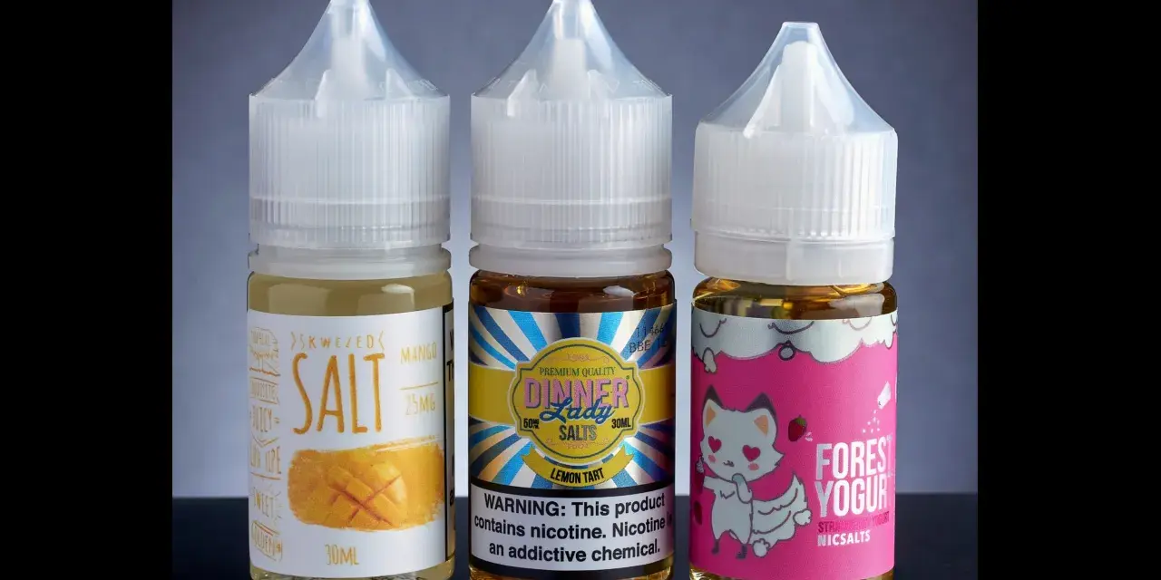 Tres botellas de líquidos para vapear con sales de nicotina: mango, limón y yogur de fresa.