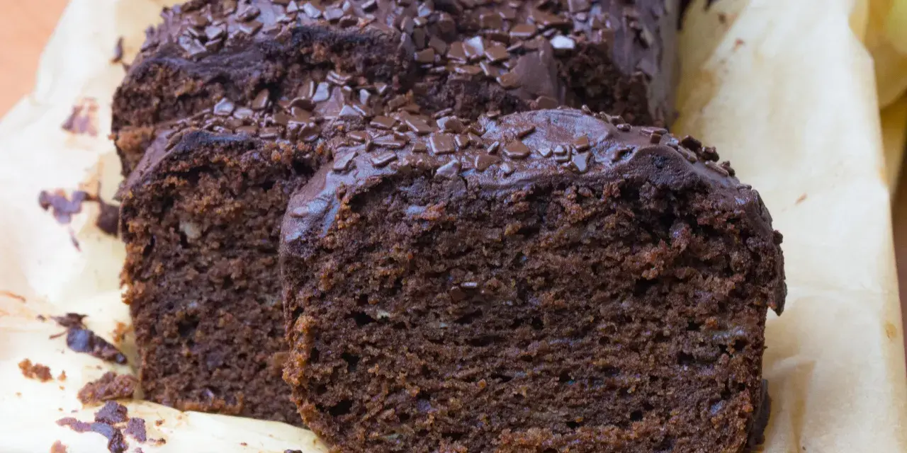 Najprostszy chlebek bananowy, wilgotny i czekoladowy, posypany wiórkami. Idealny na szybką przekąskę.