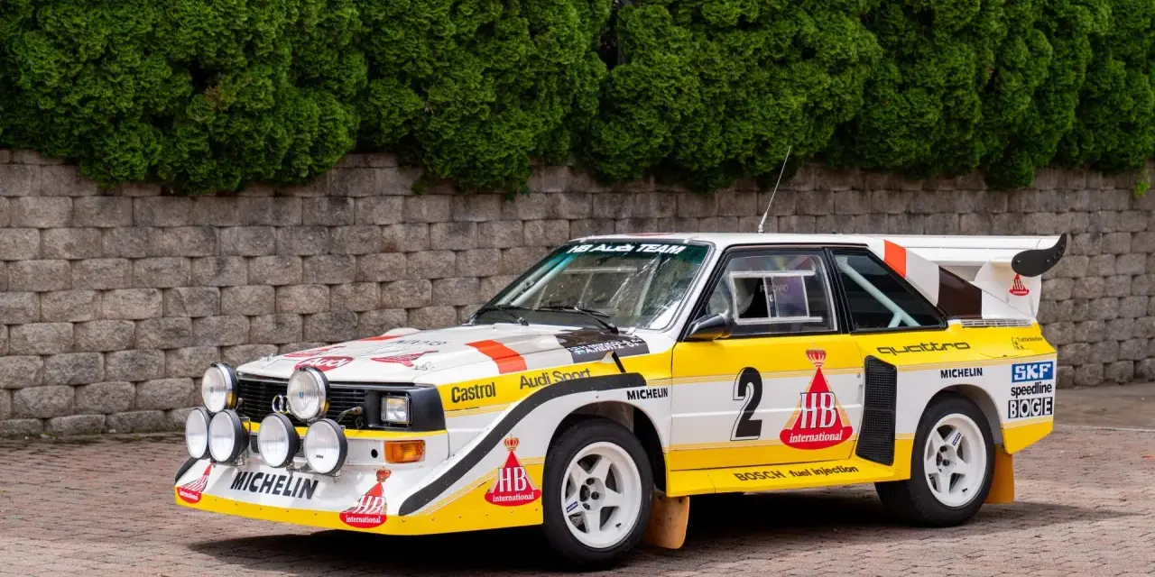 Ikoniczny Audi quattro S1 w biało-żółtych barwach z numerem 2, gotowy do rajdu.