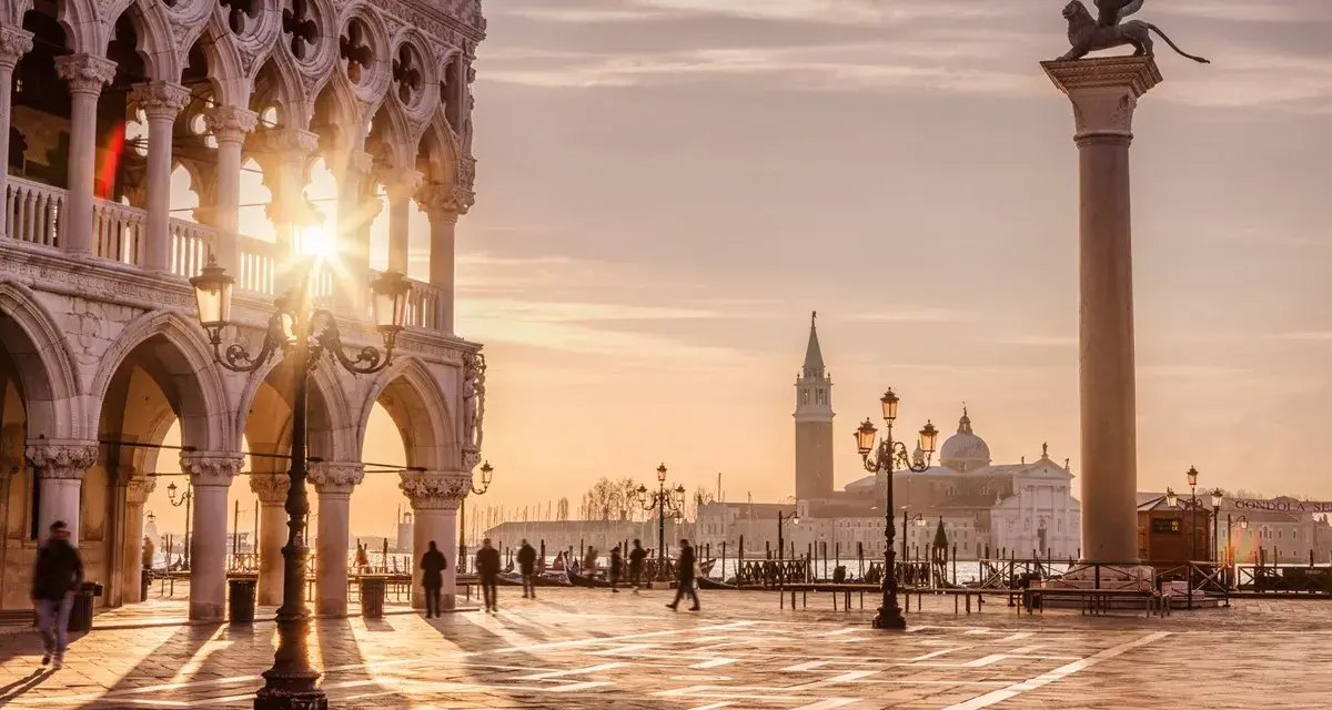 Alba a Venezia, con il Palazzo Ducale e la colonna di San Marco. Si dice che le piazze a Venezia si chiamino "campi" o "campielli".