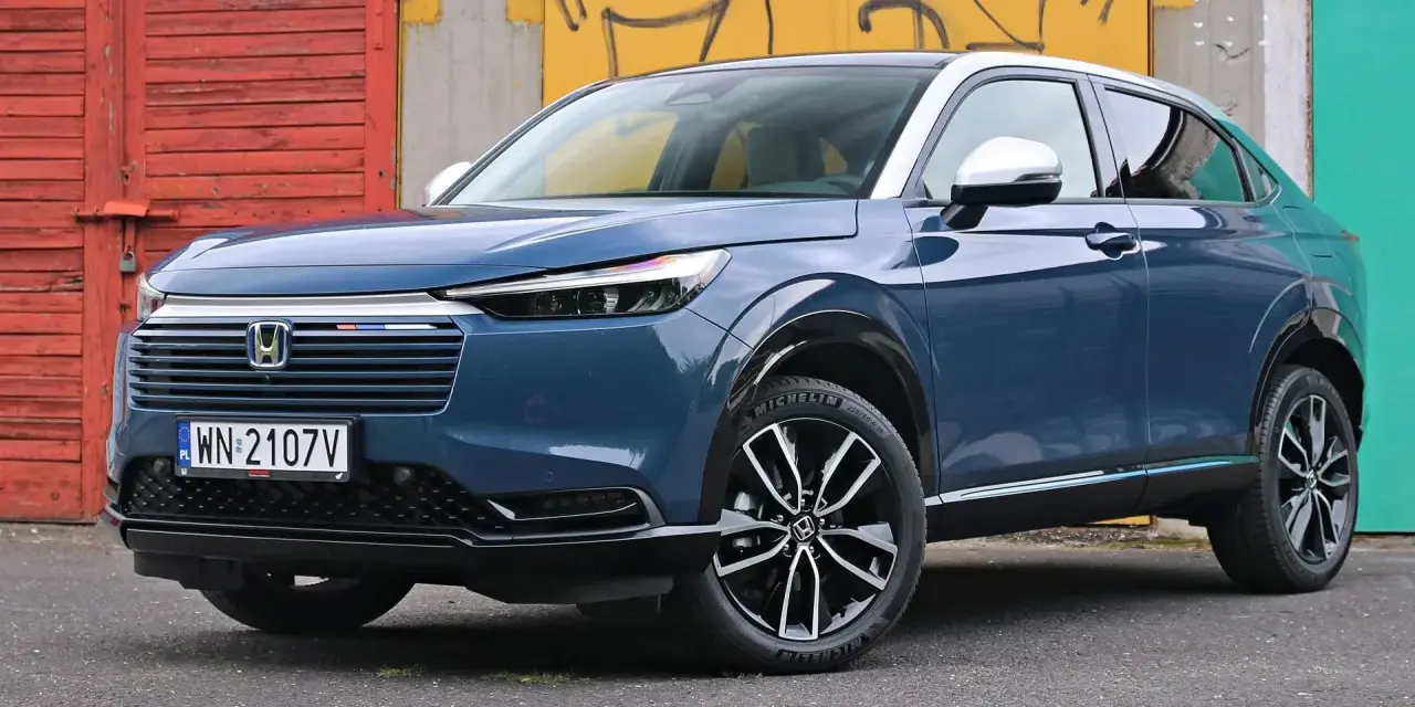 Niebieski Honda HR-V prezentuje swoje stylowe linie i kompaktowe honda hrv wymiary, idealne do miasta.