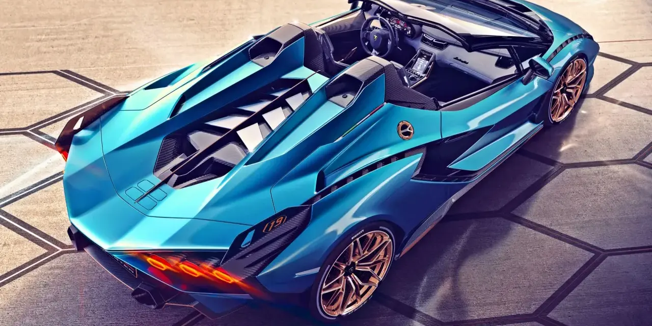 Niebieski supersamochód Lamborghini Sián Roadster z widocznym wnętrzem i złotymi felgami.