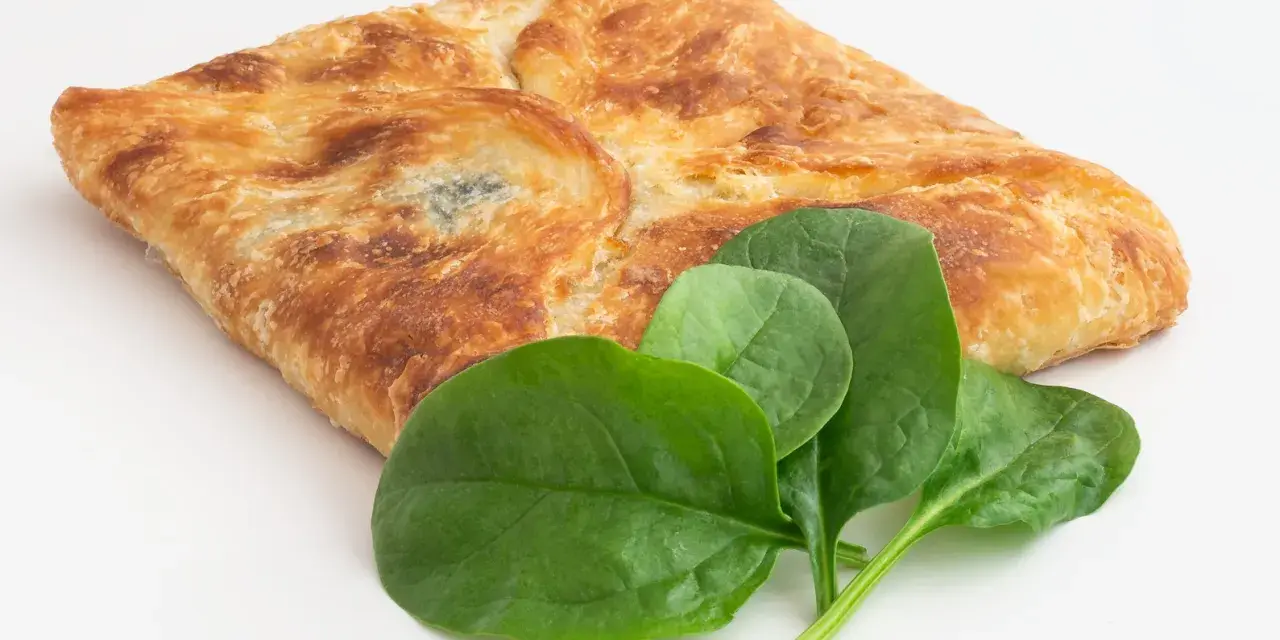 Złociste chaczapuri ze szpinakiem, idealne na lekki posiłek. Sprawdź chaczapuri kcal!