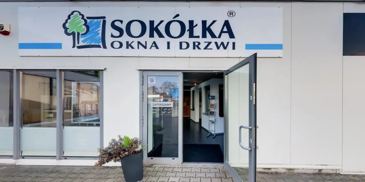 Salon okien i drzwi Sókółka z otwartymi drzwiami.