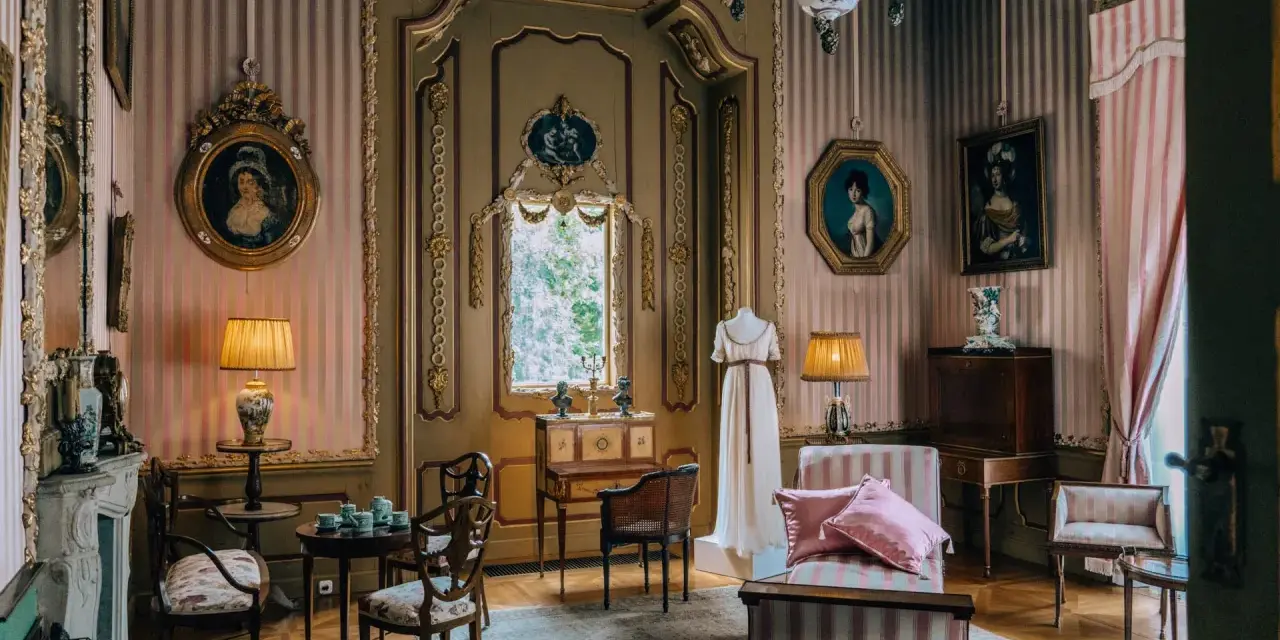 Wnętrze pałacu w Nieborowie zachwyca elegancją. Zwiedzanie tego miejsca to podróż w czasie.