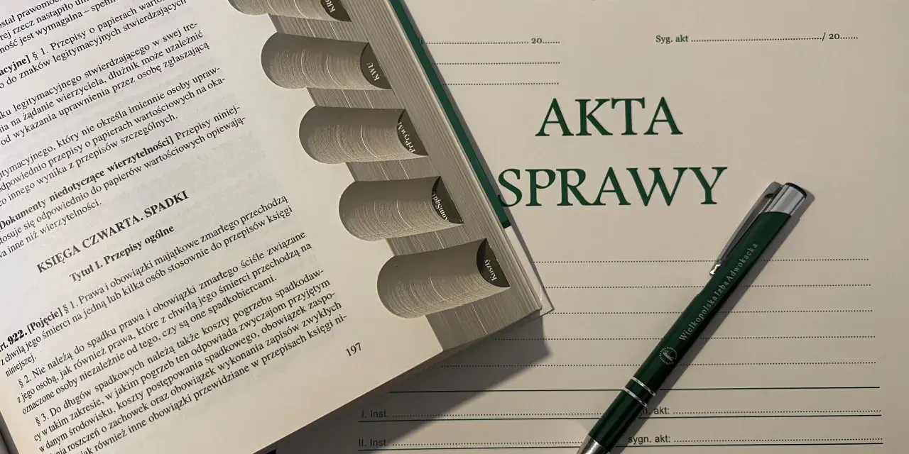 Księga spadki, akta sprawy i długopis Wielkopolskiej Izby Adwokackiej. Dokumenty dotyczące spadkodawcy i jego majątku.