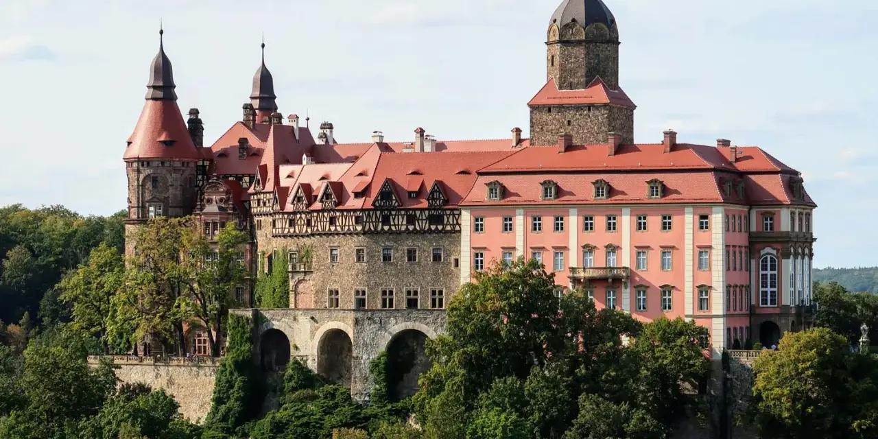 Zamek Książ, malowniczo położony na trasie turystycznej, zachwyca architekturą i otoczeniem.
