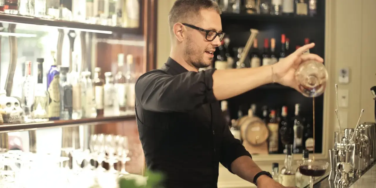 Ile zarabia barman w Polsce? Pensja, napiwki i czynniki</div>
