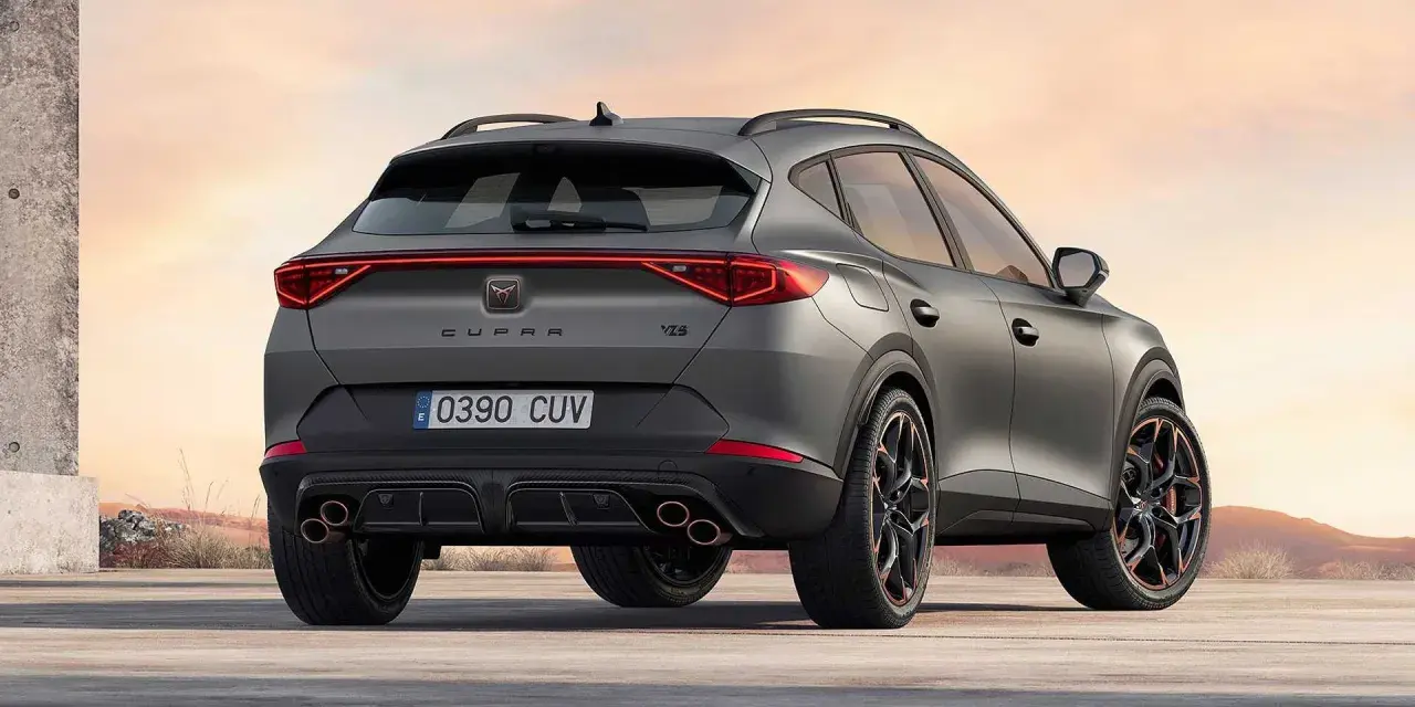 Tył sportowego SUV-a Cupra Formentor VZ5 w matowym szarym kolorze, z czterema końcówkami wydechu i charakterystycznymi światłami.