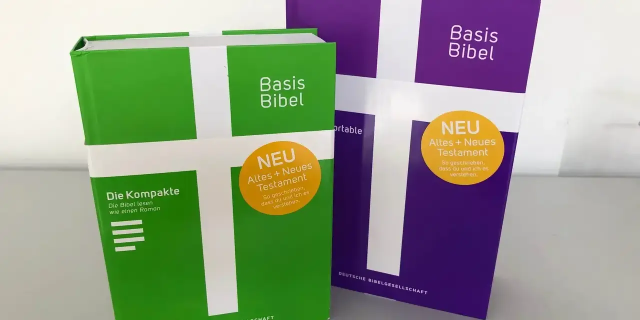 Zwei "Basis Bibel" Ausgaben, eine grüne und eine violette, mit dem Aufdruck "NEU Altes + Neues Testament". Diese evangelische Bibel ist so gestaltet, dass sie leicht verständlich ist.