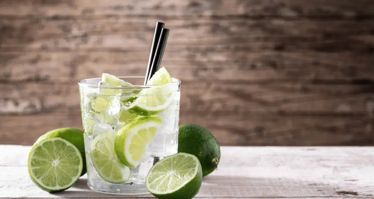 Orzeźwiający drink z limonką i lodem, ozdobiony plasterkami cytrusów. Idealny na upalne dni.