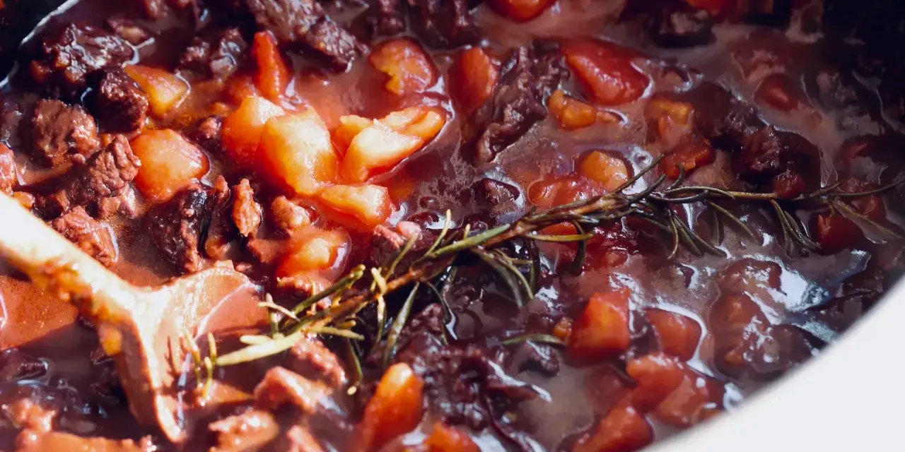Herzhaftes Gulasch mit Tomaten und Rosmarin, ein köstliches bolognese rezept original.
