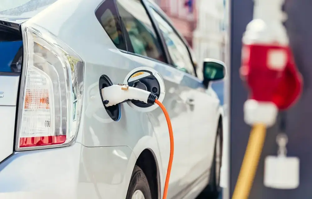 Ile kosztuje ładowanie samochodu elektrycznego? Sprawdź, jak zaoszczędzić
