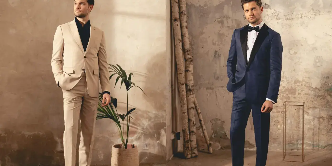 Uomo in due eleganti Harvey suits: uno color sabbia con sneakers, l'altro blu notte con mocassini.