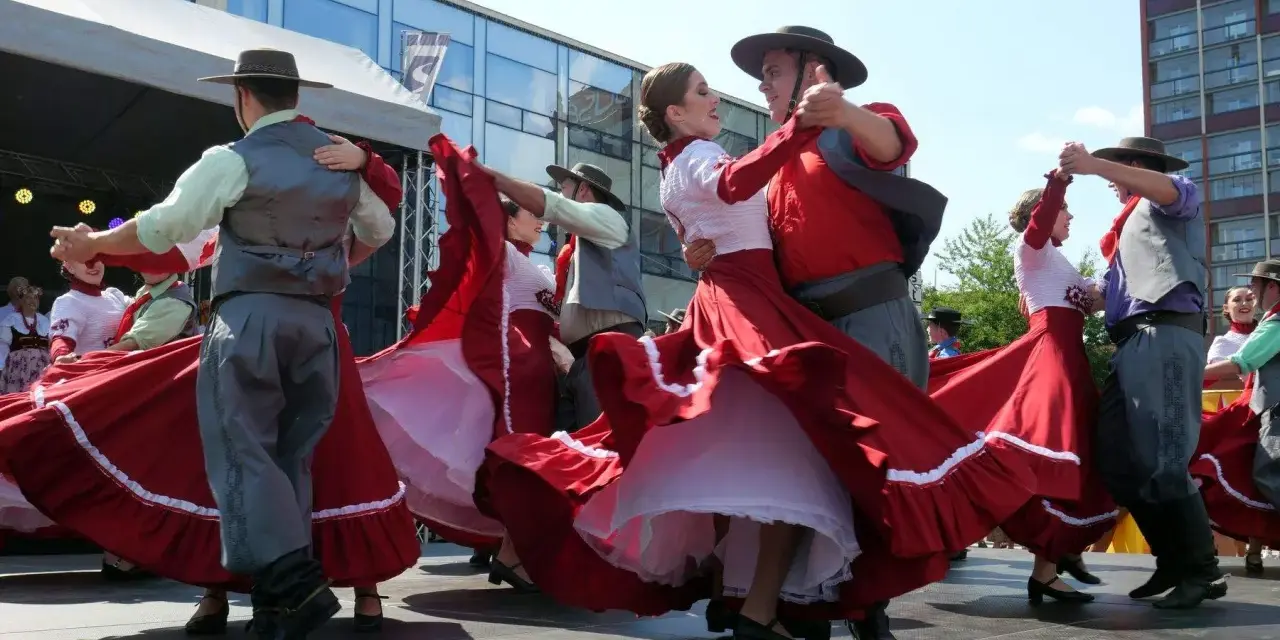 Tancerze w tradycyjnych strojach, z jakiego kraju pochodzi polka? Wirujące czerwone spódnice i męskie kamizelki.