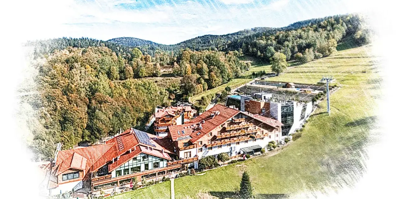 Malowniczy hotel w górach Beskidu Śląskiego, otoczony jesiennymi lasami i zielonymi zboczami.
