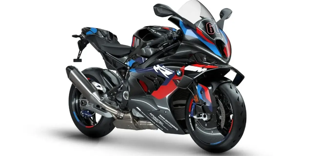 Wyścigowy motocykl BMW M1000RR w barwach M, z numerem 60 na owiewce.