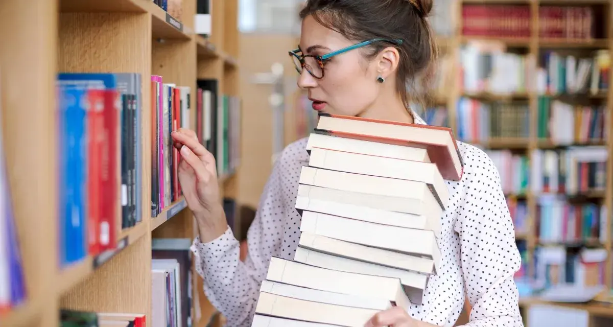 Młoda kobieta z okularami, z pasją do książek, pracuje w bibliotece. Nawet bez formalnego wykształcenia, jej miłość do literatury pozwala jej odnaleźć się w tym miejscu.