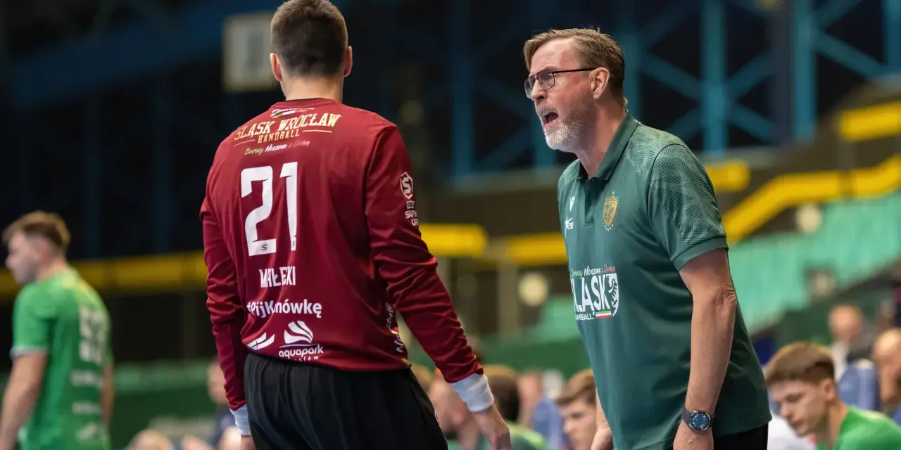 Patrik Liljestrand, trener Śląska Wrocław, udziela wskazówek zawodnikowi z numerem 21.