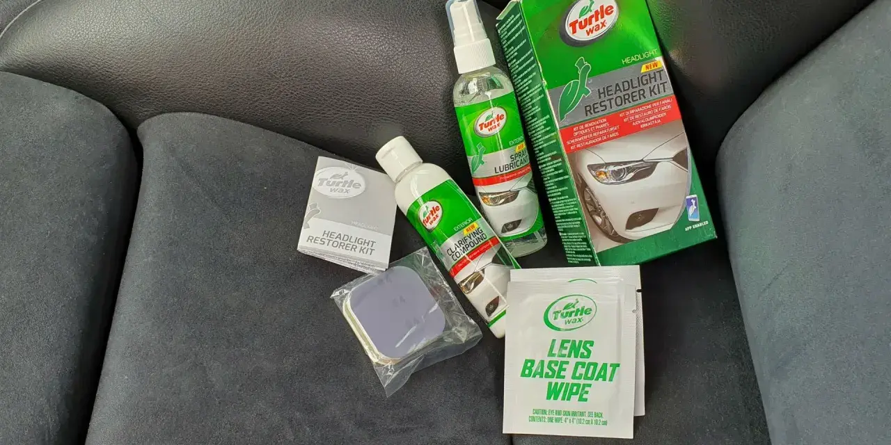 Turtle Wax Headlight Restorer Kit med rengöring, polermedel och skydd för klarare strålkastare.