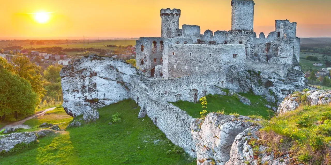 Ruiny zamku na Szlaku Orlich Gniazd o zachodzie słońca. Wspaniała panorama, ile zamków można zobaczyć z tej perspektywy?