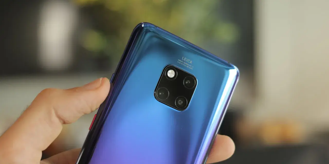 En hand håller en blå Huawei Mate 30 Pro med sitt Leica-kamerasystem.