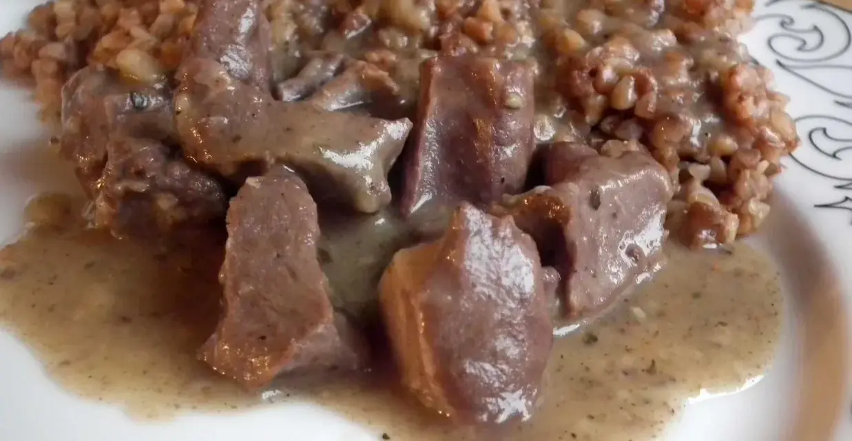 Gulasz z serc wieprzowych w sosie, podany z kaszą gryczaną. Aromatyczne danie, które rozpływa się w ustach.