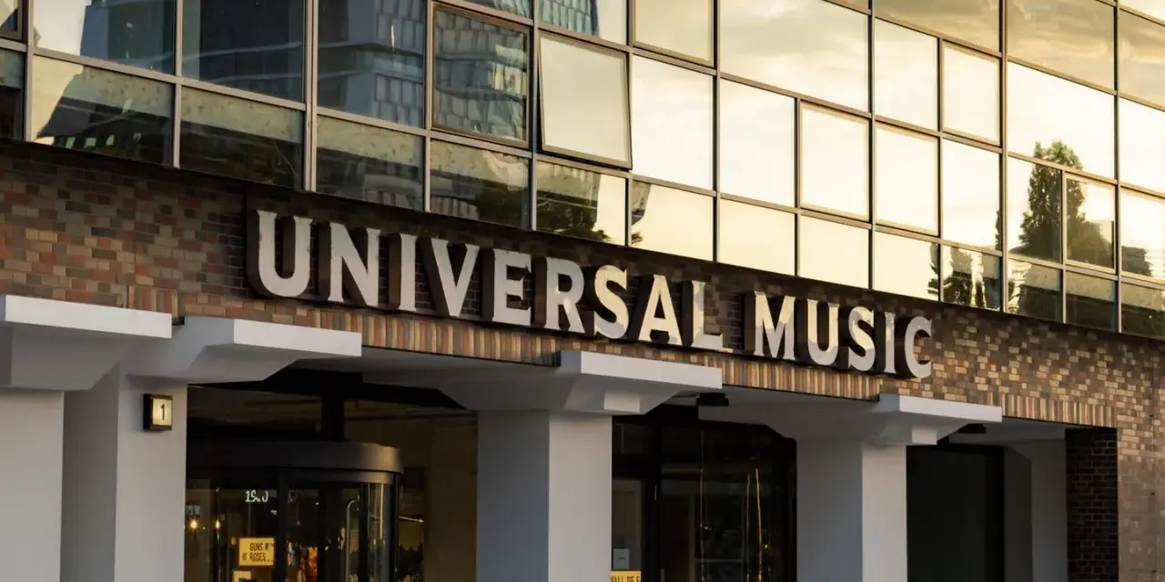 Das Gebäude von Universal Music, einem großen major label, mit seinem Namen in großen Buchstaben.