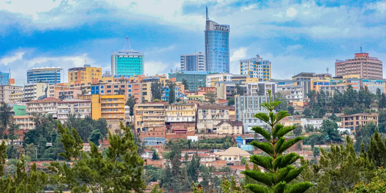 Widok na miasto z kigali, z górującymi budynkami i zielenią.