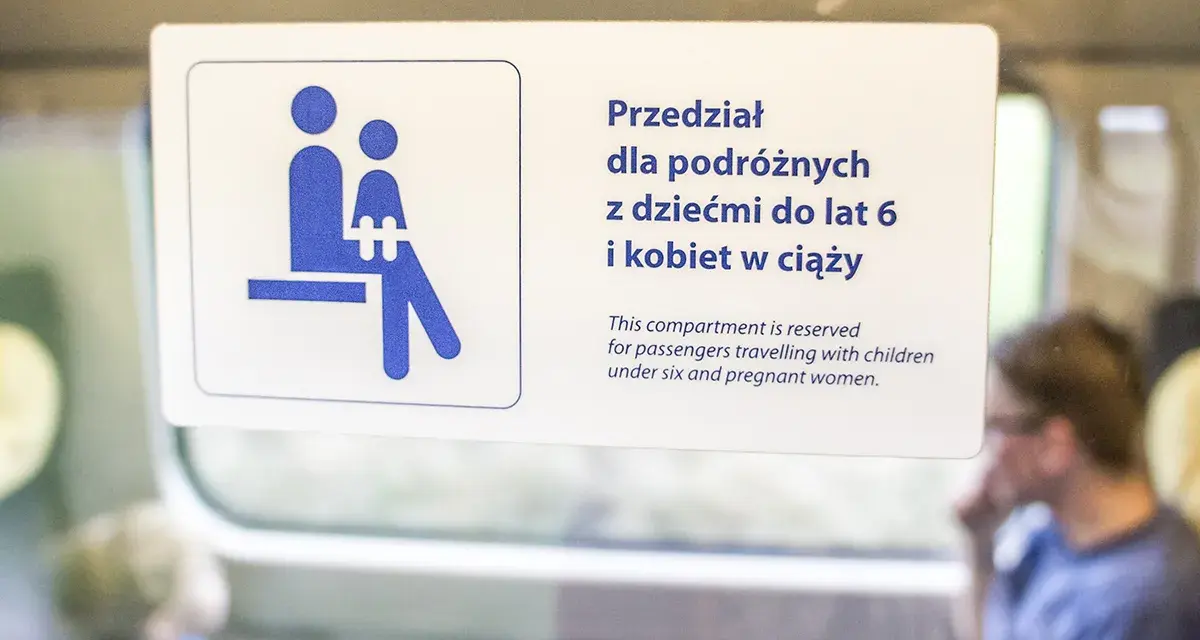 Znak na drzwiach pociągu Pendolino: przedział dla podróżnych z dziećmi do lat 6 i kobiet w ciąży.
