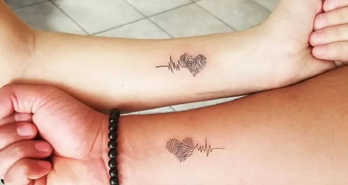 Dwa identyczne tatuaże sióstr: serce z odcisku palca i linia EKG. Symbol nierozerwalnej więzi.