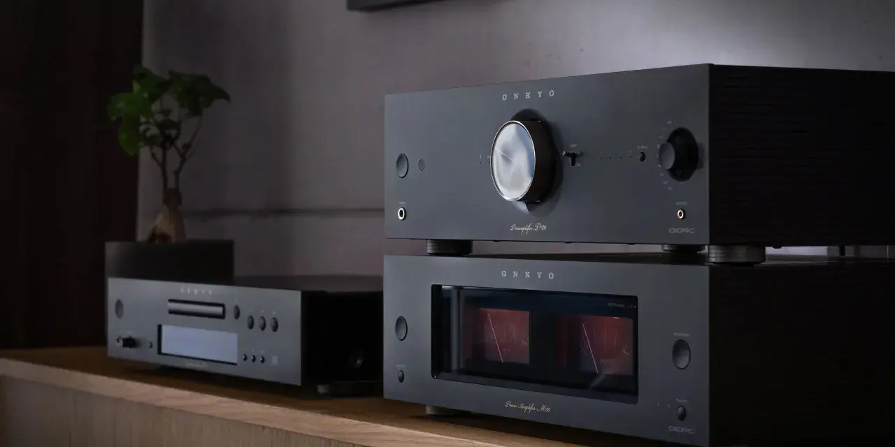 Elegancka końcówka mocy Onkyo M-80 z dwoma wskaźnikami VU, obok przedwzmacniacza P-80 i odtwarzacza CD.