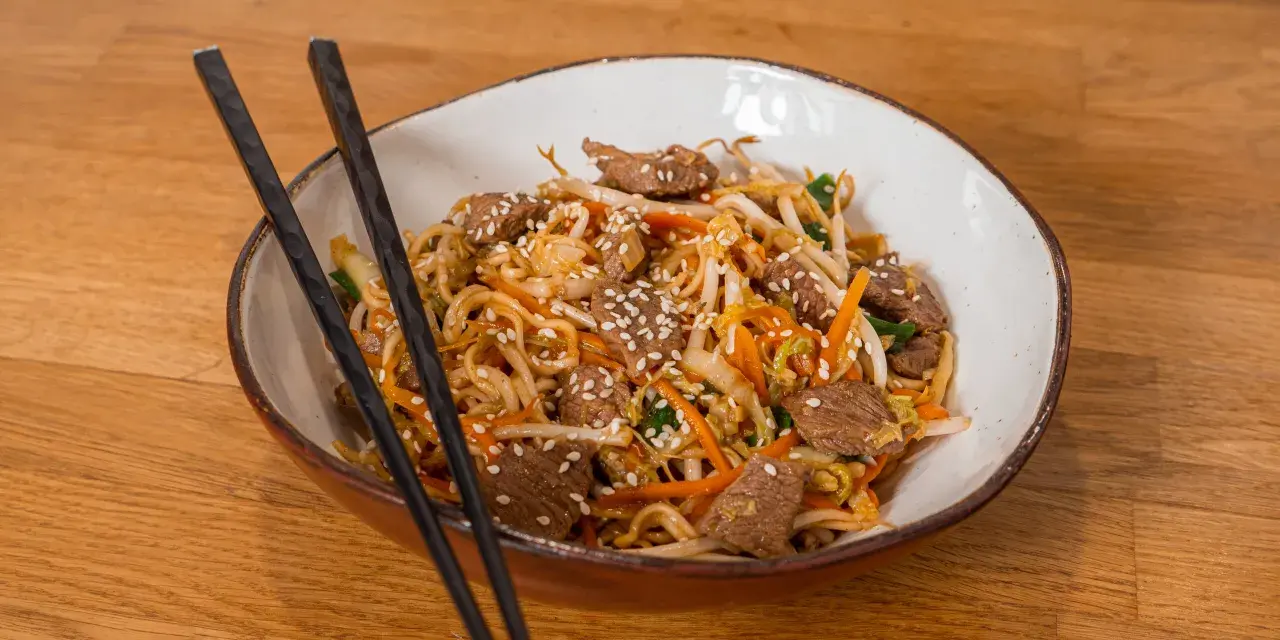 Pyszne danie Chow Mein z wołowiną, makaronem, warzywami i sezamem. Idealne na szybki obiad.
