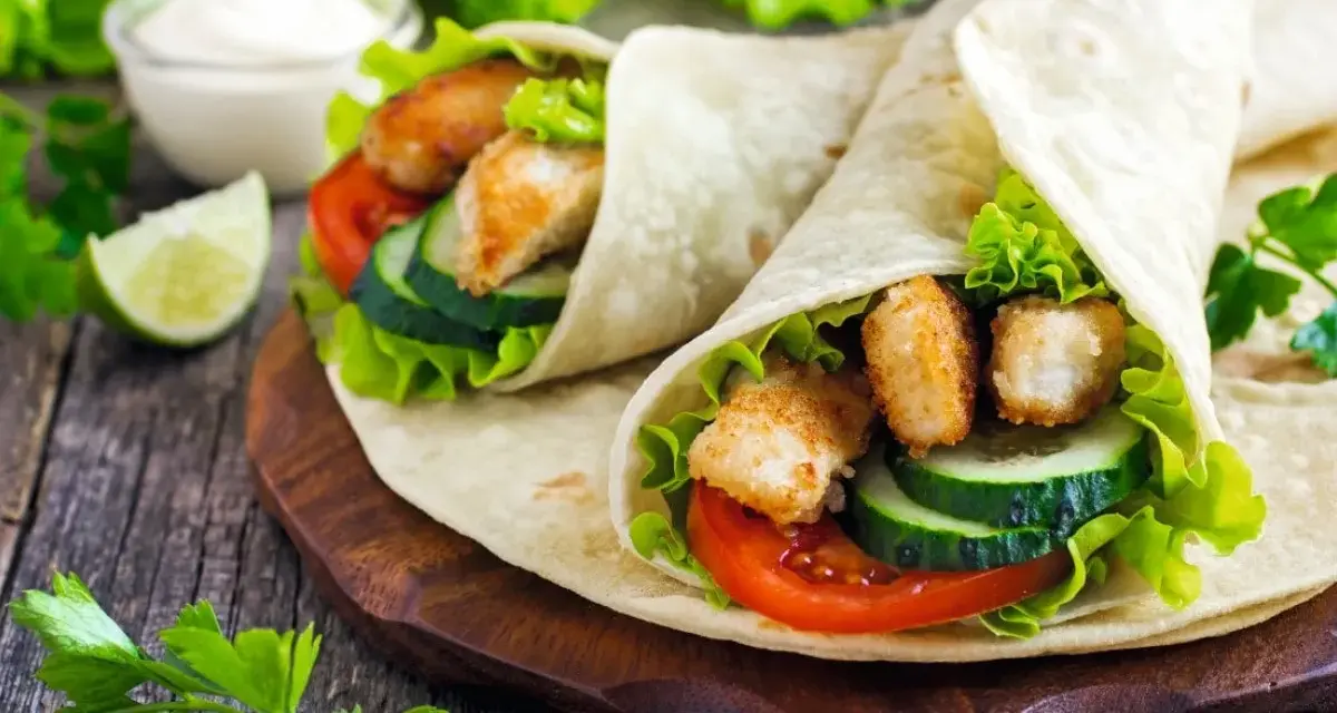 Tortilla z kurczakiem, pełna świeżych warzyw i chrupiącego kurczaka, wygląda pysznie. Lepsza niż domowa pizza!