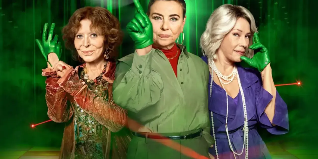 Gang zielonej rękawiczki: trzy kobiety w kolorowych strojach i zielonych rękawiczkach pozują na tle dyskotekowej kuli i zielonych świateł.