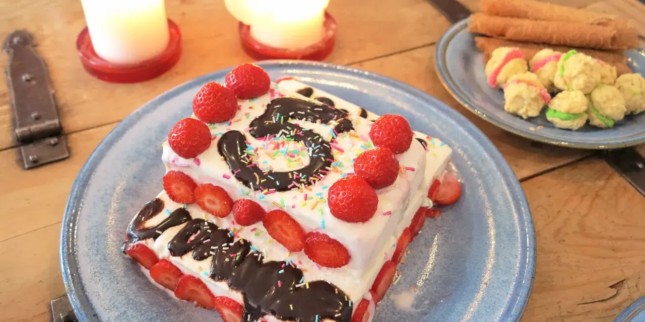 En härlig glasstårta med jordgubbar och chokladdrizzle, perfekt för ett födelsedagskalas. Den ser ut som en liten glasstårta lastbil!