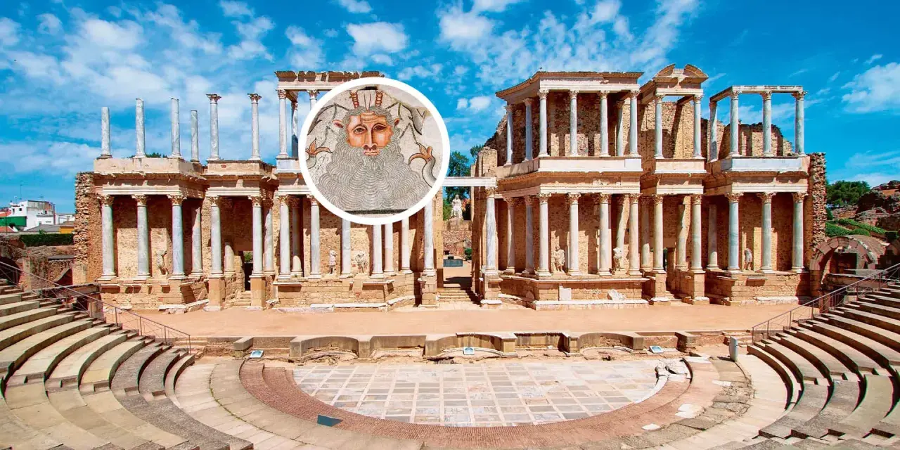 Teatro romano, vestigio de la romanización de la península ibérica, con un mosaico de un rostro barbudo en primer plano.