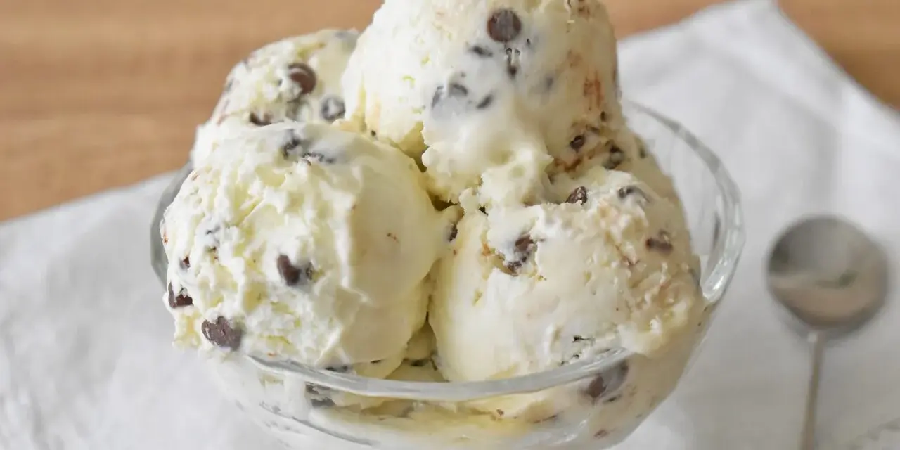Pyszne lody straciatella w szklanej miseczce, pełne czekoladowych kawałków. Idealne na deser.