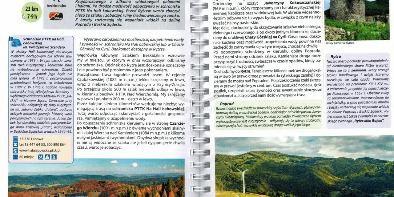 Widok na malownicze **góry Beskidy** z wiatrakiem i lasami. W oddali ruiny zamku w Rytrze.