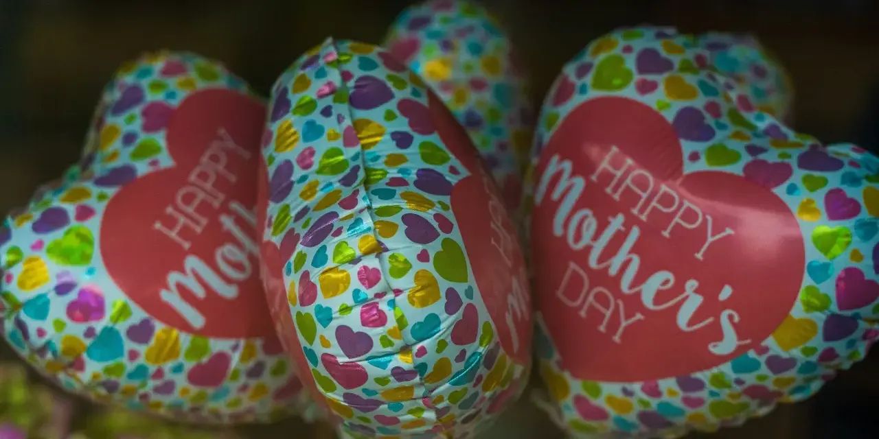 Serce balony z napisem "Happy Mother's Day" i kolorowymi serduszkami, idealne na Dzień Matki.