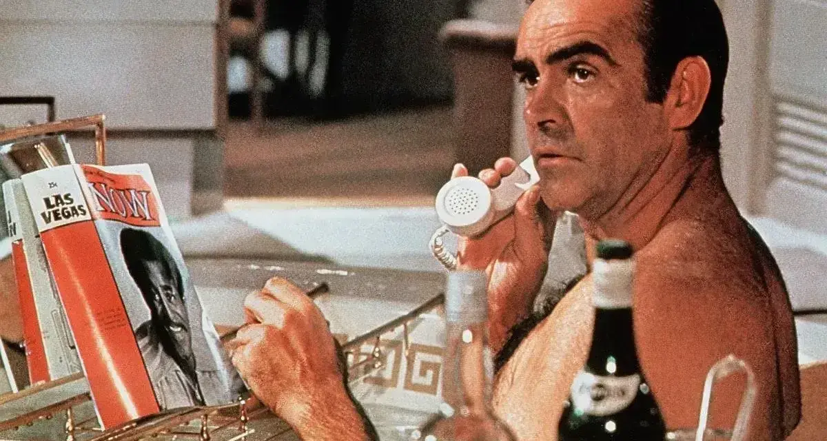 Sean Connery w wannie, rozmawiający przez telefon, z magazynem "Las Vegas Now" i butelką Martini. Wstrząśnięte, nie zmieszane.