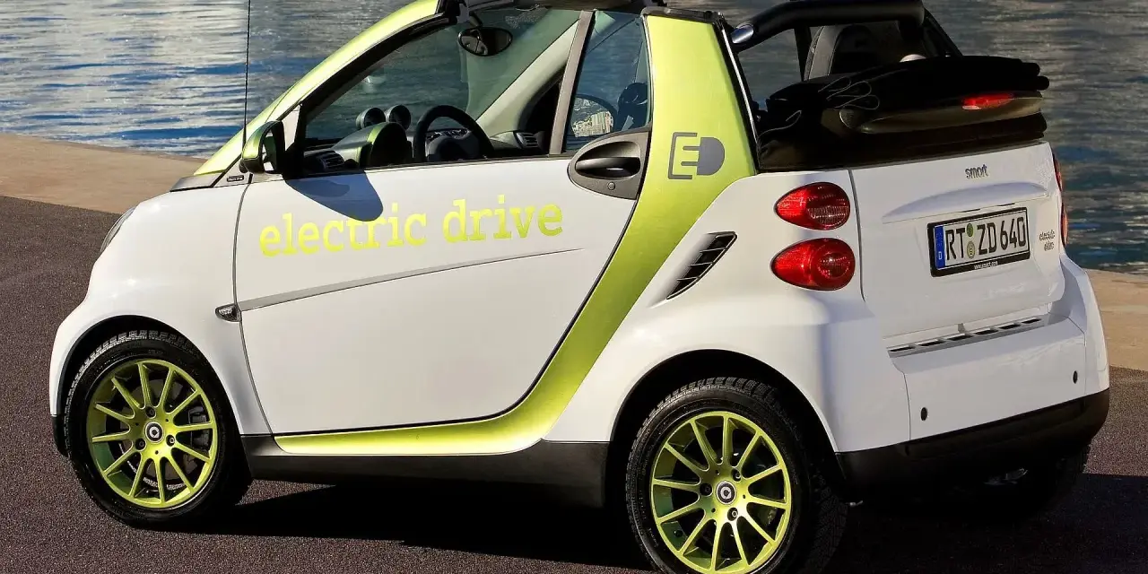 Biały kabriolet z zielonymi akcentami i napisem "electric drive". Idealny samochód elektryczny do 30 tys.