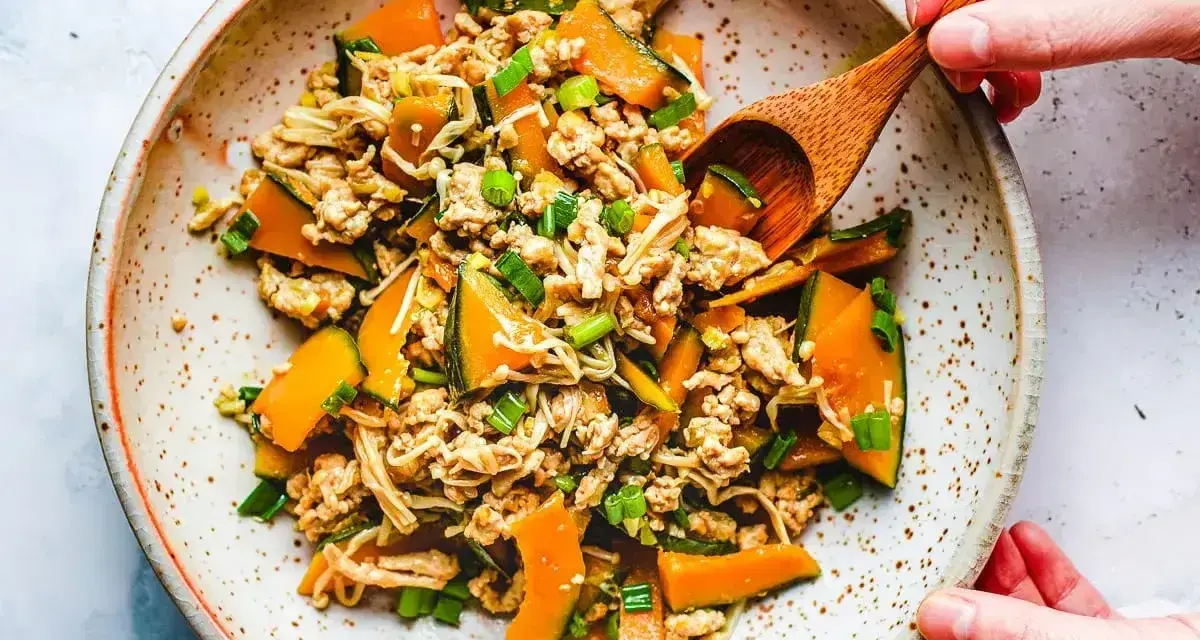 Mielone mięso z dynią i grzybami enoki, posypane szczypiorkiem. Ciekawe, jak smakuje taka tykwa!