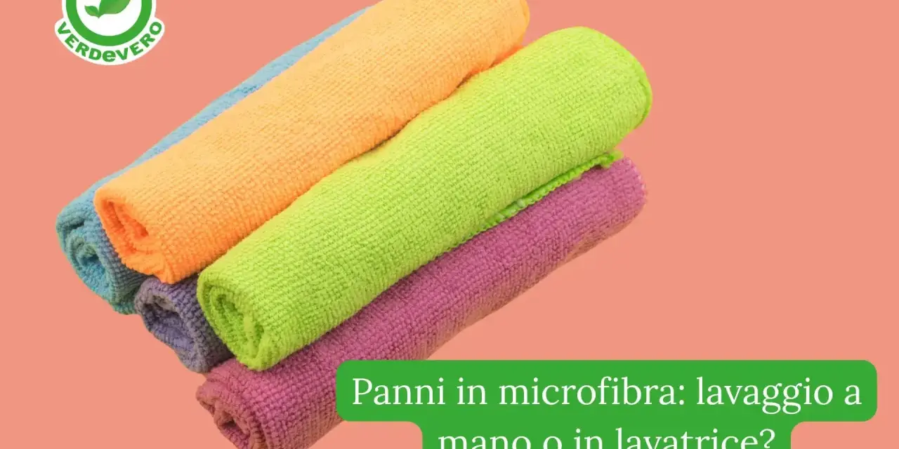Panni in microfibra colorati, perfetti per scoprire come lavare le pezze in lavatrice senza rovinarle.