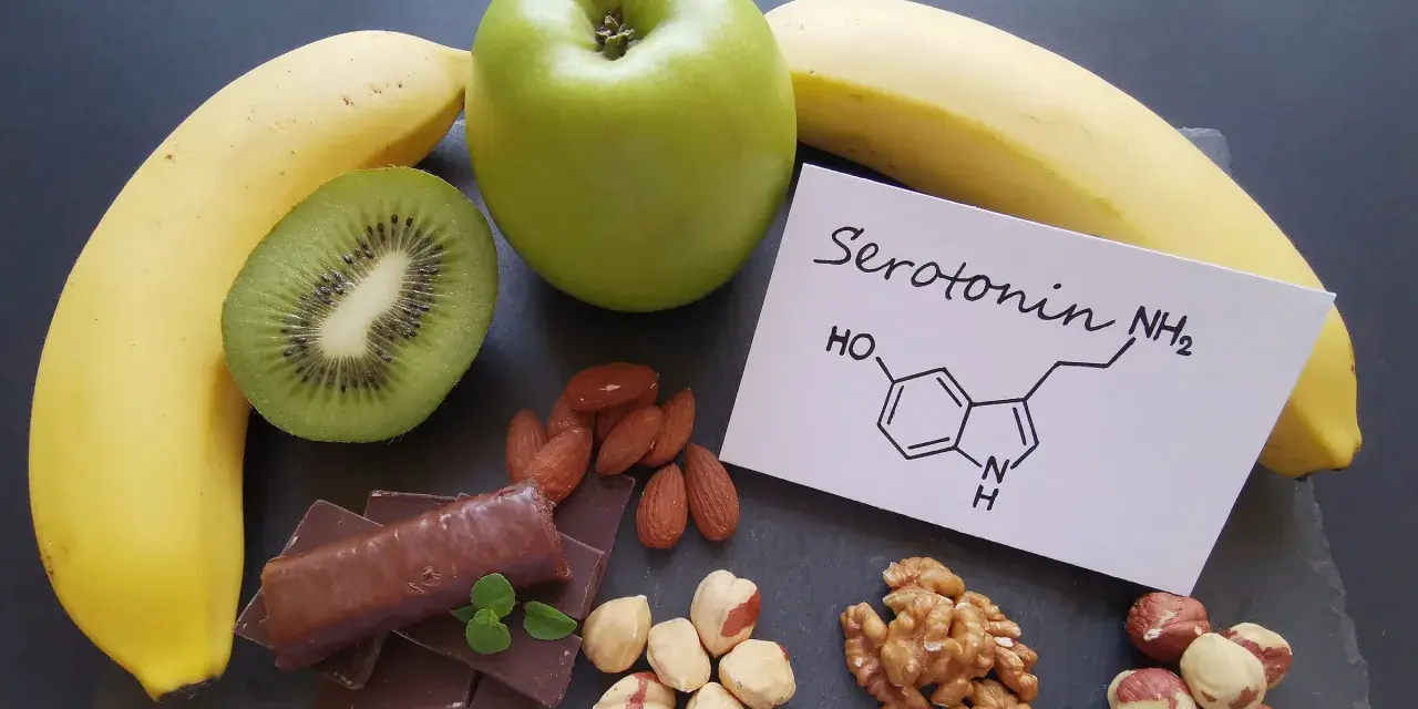 Banany, kiwi, jabłko, czekolada i orzechy. Na kartce wzór chemiczny serotoniny. W czym jest serotonina? W tych produktach!