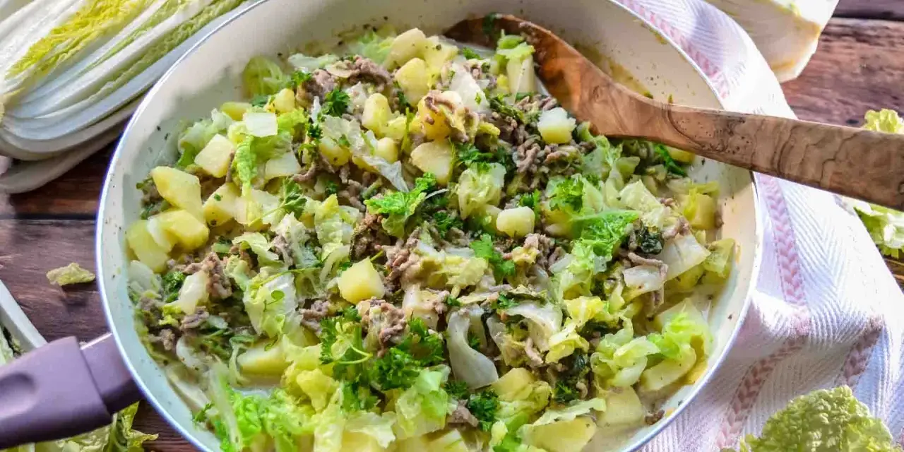 Herzhaftes Chinakohl Rezept mit Hackfleisch und Kartoffeln in einer Pfanne, garniert mit Petersilie.