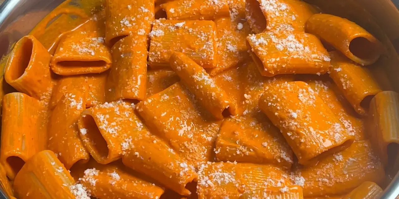 Rigatoni cremosa con un sugo rosso piccante, condita con parmigiano. Un piatto di pasta con nduja che fa venire l'acquolina in bocca.