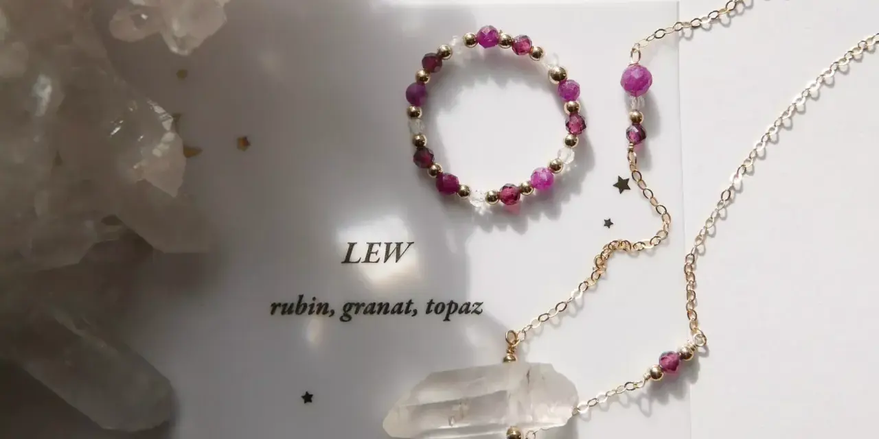 Zestaw biżuterii z rubinem, granatem i topazem dla Lwa. Delikatne kamienie dla Lwa, symbolizujące siłę i pasję.