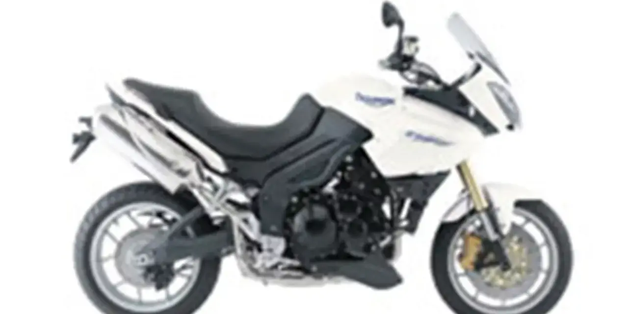 Biały motocykl turystyczny Triumph Tiger 1050. Poznaj jego dane techniczne i możliwości.